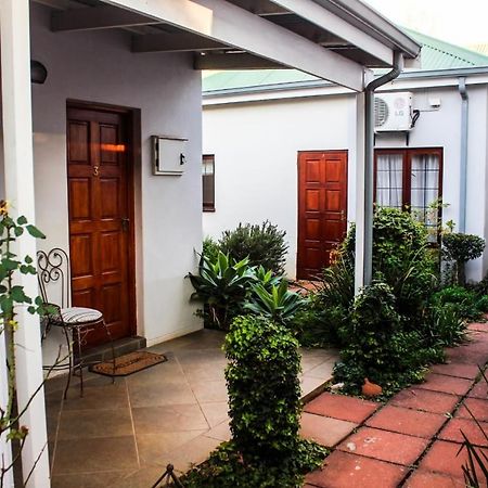 Villa Jana Guesthouse พริทอเรีย ภายนอก รูปภาพ