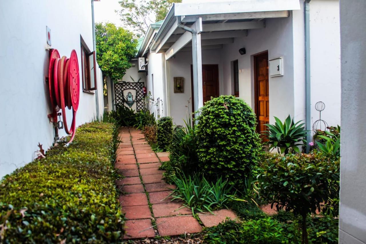 Villa Jana Guesthouse พริทอเรีย ภายนอก รูปภาพ