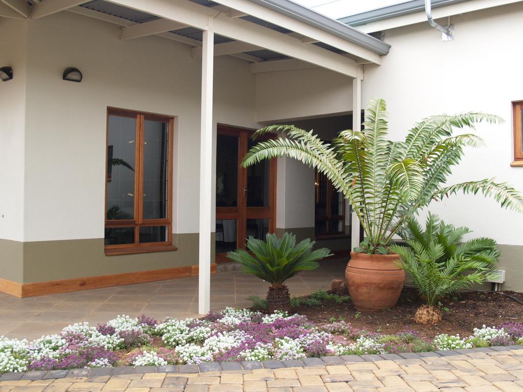 Villa Jana Guesthouse พริทอเรีย ภายนอก รูปภาพ