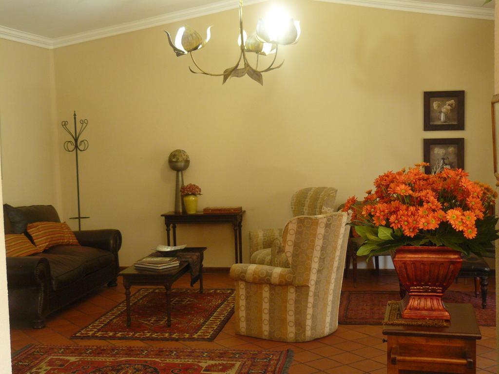 Villa Jana Guesthouse พริทอเรีย ภายนอก รูปภาพ