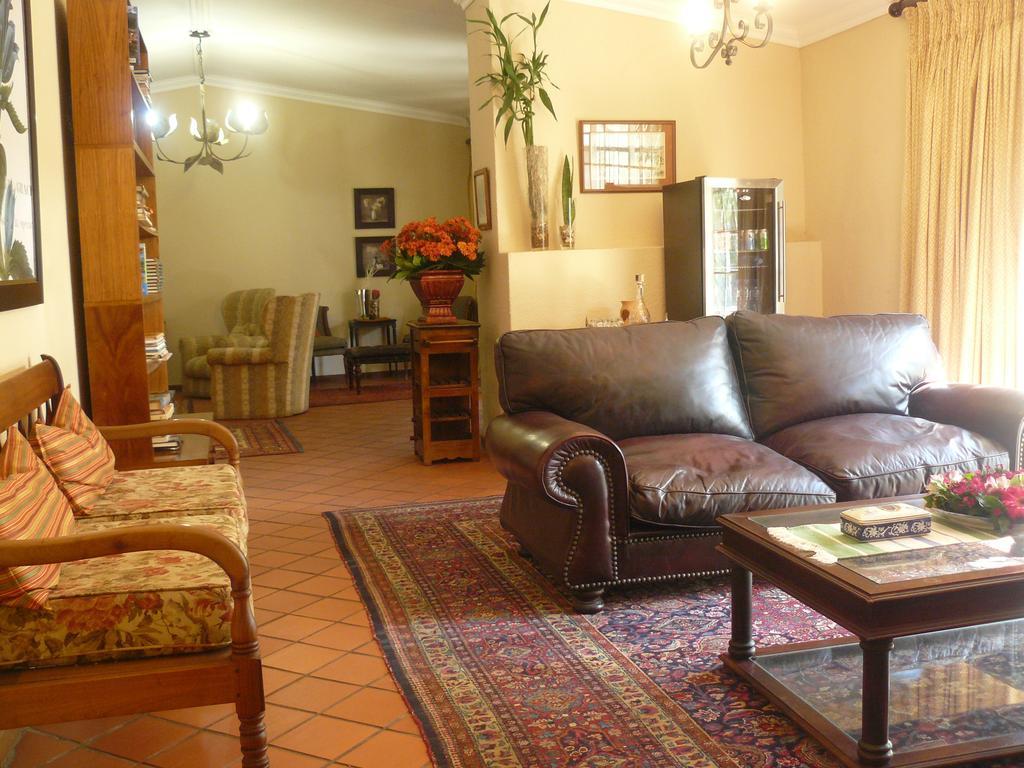 Villa Jana Guesthouse พริทอเรีย ภายนอก รูปภาพ
